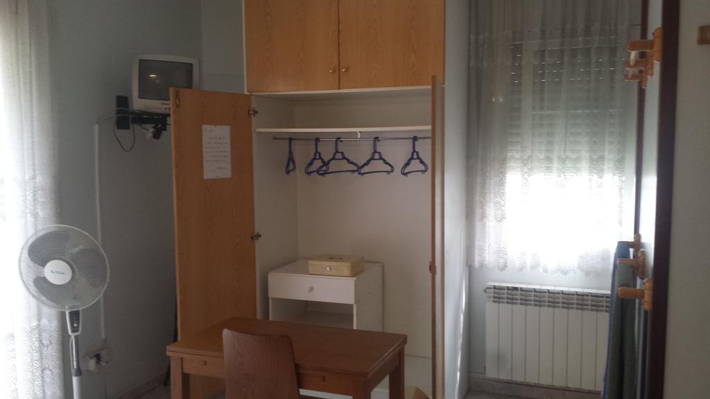 Hostal Porta De Ferro Sant Boi de Llobregat Εξωτερικό φωτογραφία