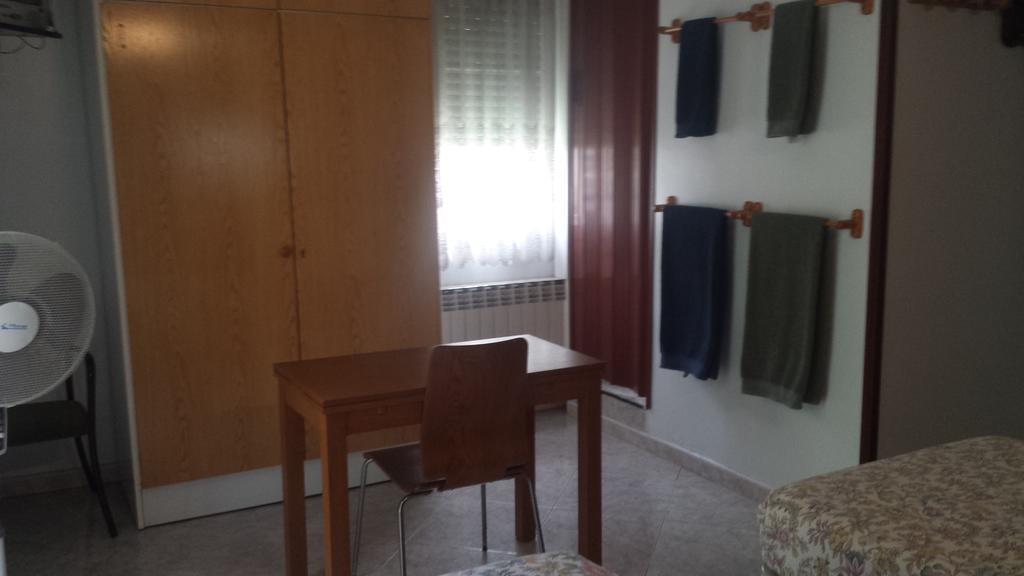 Hostal Porta De Ferro Sant Boi de Llobregat Εξωτερικό φωτογραφία
